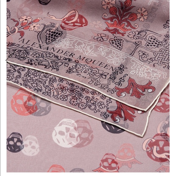 Alexander McQueen Accessories - Stunning Alexander McQueen Skull Scarf